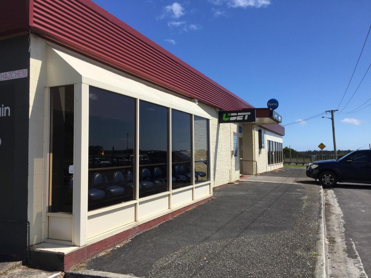Regatta Point Tavern & Holiday Villas Strahan Exterior photo